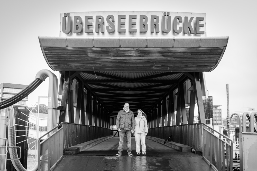 Paarshooting am Hamburger Hafen bei Regen mit Heiratsantrag
